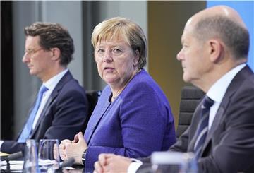 Die geschäftsführende Bundeskanzlerin Angela Merkel (CDU) und Olaf Scholz (rechts, SPD), beraten sich mit den Ministerpräsidenten um Nordrhein-Westfalens Hendrik Wüst (CDU).