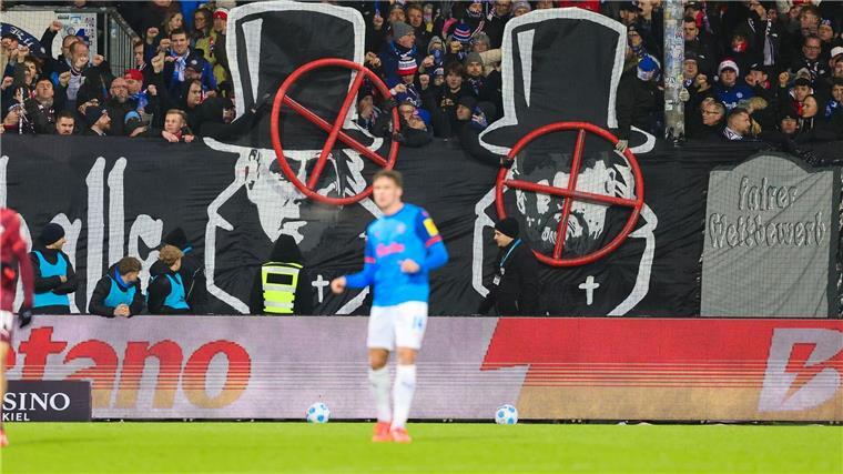 Rose und Rapp über Fadenkreuz-Banner: „Ignorieren“ Die geschmacklosen Fanplakate könnten wir Holstein Kiel noch Konsequenzen haben.