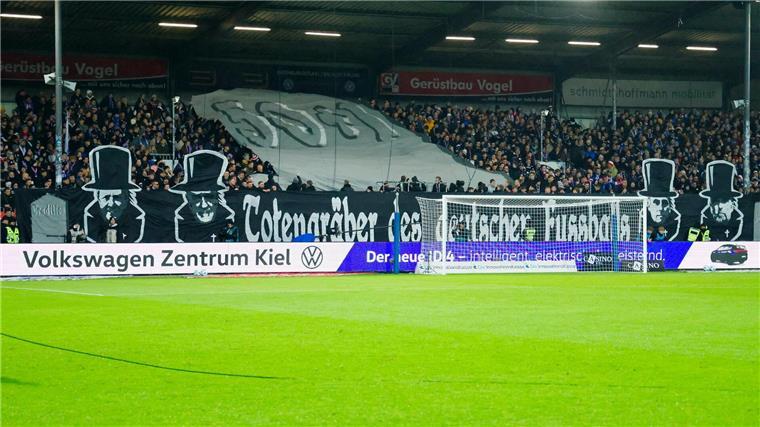 Rose und Rapp über Fadenkreuz-Banner: „Ignorieren“ Die geschmacklosen Fanplakate könnten wir Holstein Kiel noch Konsequenzen haben.
