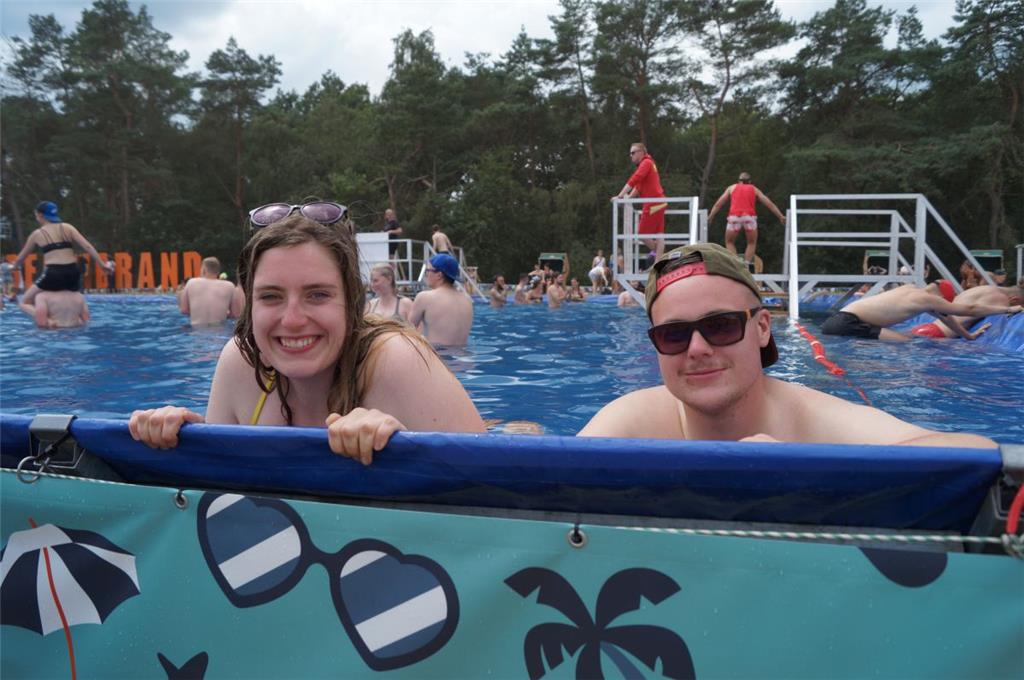 Die Geschwister Fabian und Anna-Lena aus der Nähe von Wolfsburg finden den Deich...