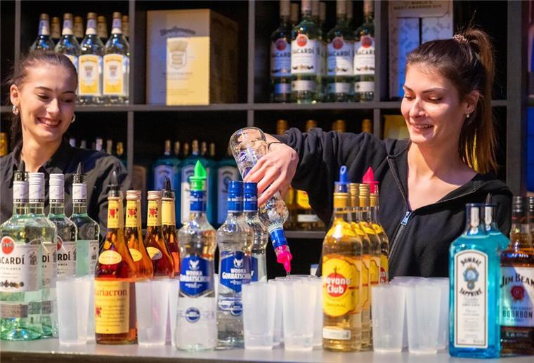 Die Geschwister Josephine und Cecilia Conradt zaubern die Drinks für die Partygäste. 