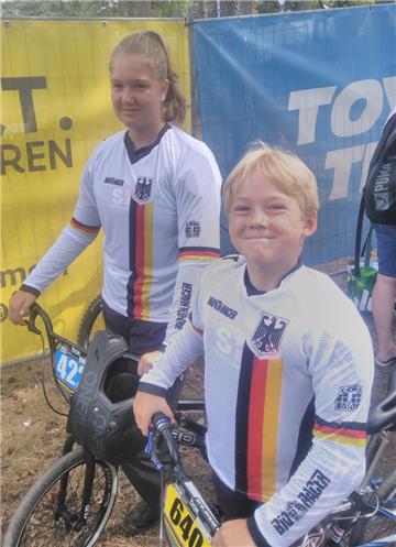 Die Geschwister Zoé und Kris Flettner aus Loxstedt engagieren sich im BMX-Sport und nehmen erfolgreich an deutschen und internationalen Wettkämpfen teil.