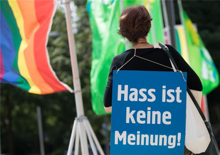 Die gesellschaftlichen und sicherheitspolitischen Herausforderungen durch Hass, Gewalt und Ausgrenzung stehen diese Woche im Mittelpunkt der Herbsttagung des Bundeskriminalamtes (BKA).