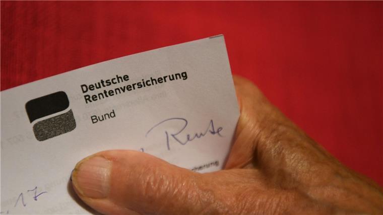 Umfrage: Jeder Vierte will vorzeitig in Rente Die gesetzliche Rente ist für die meisten weiter das wichtigste Einkommen im Alter.