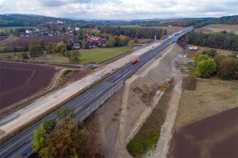 Boden abgesackt: A7 bei Salzgitter voll gesperrt Die gesperrte Autobahn 7 bei Salzgitter. Die A7 ist wegen Fahrbahnschäden bis mindestens Montagabend in beide Richtungen voll gesperrt.