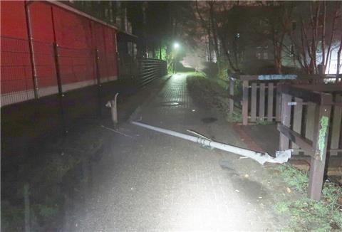 Laterne liegt am Boden