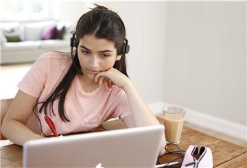 Schülerin vor Laptop