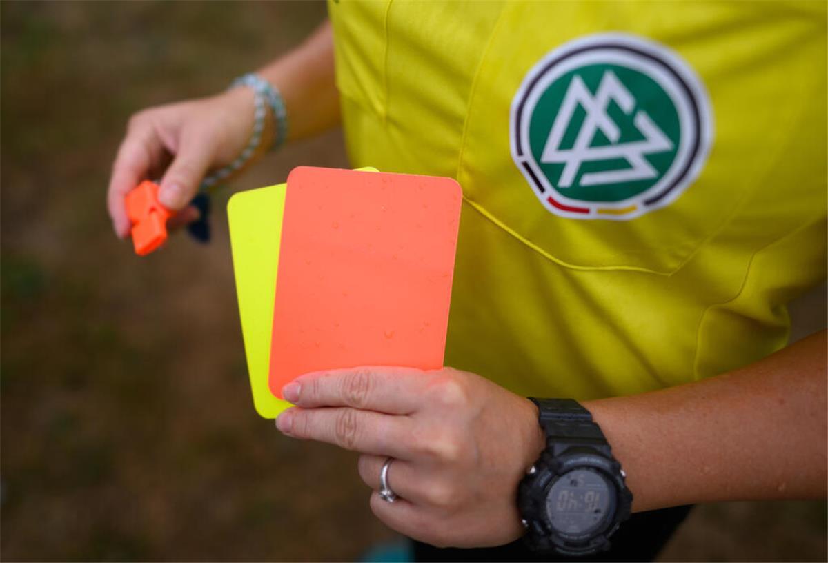 Gewalt gegen Schiedsrichter: Neue Methode zur Deeskalation Die Gewalt gegen Schiedsrichter hat auch im Land Bremen in den vergangenen Jahren zugenommen. Der Bremer Fußball-Verband sucht gemeinsam mit den Vereinen nach Lösungen.