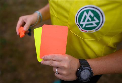 Die Gewalt gegen Schiedsrichter hat auch im Land Bremen in den vergangenen Jahren zugenommen. Der Bremer Fußball-Verband sucht gemeinsam mit den Vereinen nach Lösungen.