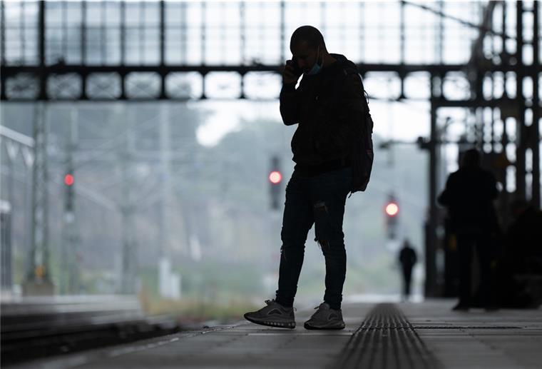 Ein Mann steht im Dresdner Hauptbahnhof auf einem leeren Bahnsteig.