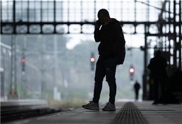 Ein Mann steht im Dresdner Hauptbahnhof auf einem leeren Bahnsteig.