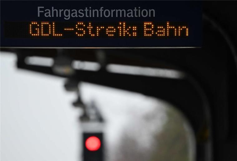 Der Hinweis „GDL-Streik“ leuchtet auf der Fahrgastinformationsanzeige im Bahnhof auf. 