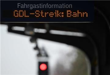 Der Hinweis „GDL-Streik“ leuchtet auf der Fahrgastinformationsanzeige im Bahnhof auf. 