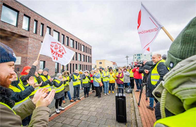 Die Gewerkschaft Gewerkschaft Nahrung-Genuss-Gaststätten (NGG) ruft zum Mitarbeiter-Warnstreik der Restaurantkette "Nordsee" im Fischereihafen auf. 
