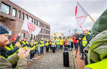 Die Gewerkschaft Gewerkschaft Nahrung-Genuss-Gaststätten (NGG) ruft zum Mitarbeiter-Warnstreik der Restaurantkette "Nordsee" im Fischereihafen auf. 