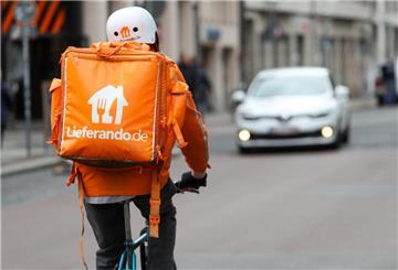 Ein Fahrradbote vom Lieferdienst "Lieferando.de" fährt durch die Stadt.