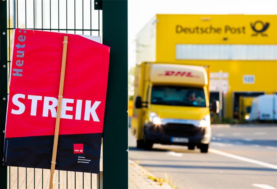 Ein Schild der Gewerkschaft Verdi mit der Aufschrift "Heute Streik" steht vor einer Deutsche-Post-DHL-Niederlassung