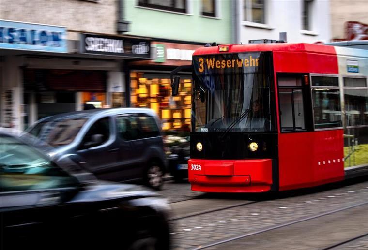 Eine Straßenbahn fährt zwischen Autos durch die Innenstadt. Die Verkehrsminister der Länder sind in einer Video-Schalte zu ihrer turnusmäßigen Konferenz zusammen gekommen. 