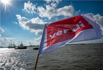 Eine ver.di-Fahne weht vor der Weser.