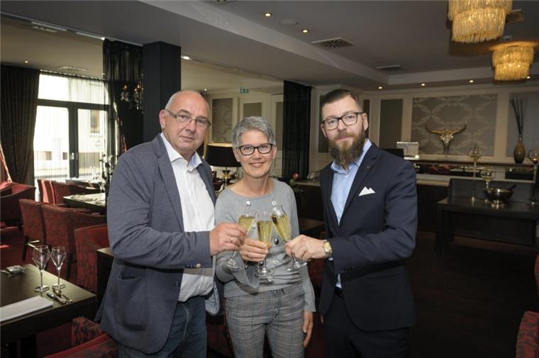 "Rundum schön": Loxstedter Ehepaar macht am liebsten Urlaub in Bremerhaven Die Gewinner Frank und Birgit Holzapfel (von links) mit Hotelier Martin Seiffert.