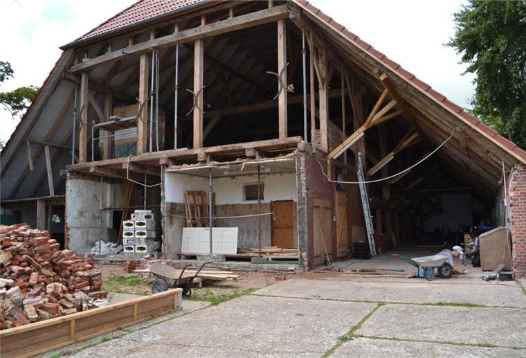 Butjadingen: Vom baufälligen Resthof zum Traumhaus Die Giebelwand des im Jahr 1848 gebauten Resthofes der Familie Bieber musste komplett neu aufgebaut werden.