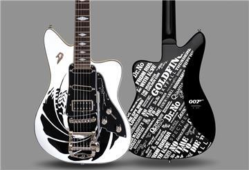 Die Gitarre im 007-Design, mit einem Korpus mit dem ikonischen «Gunbarrel»-Logo in schwarz-weiß und den Titeln aller 25 Bond-Filme auf der Rückseite.