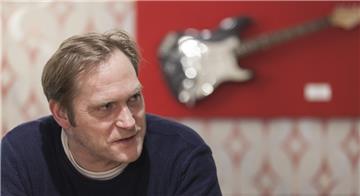 Die Gitarre in der Künstlergarderobe ist diesmal nur Dekoration. Der Hemmoorer Rockmusiker Thees Uhlmann ist unter die Schriftsteller gegangen.  