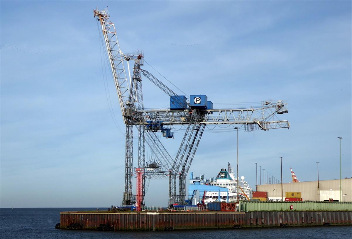 Auch der „Giraffen“-Kran in Bremerhaven ist bald futsch Ein Kran steht auf einer Kaje in Bremerhaven.