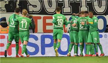 Die Gladbacher Mannschaft jubelt nach dem Treffer zum 1:0 durch Elvedi. 