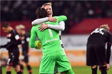 Die Gladbacher Oscar Wendt (rechts) und Torwart Yann Sommer liegen sich nach dem feiern den 3:2-Auswärtssieg in den Armen.