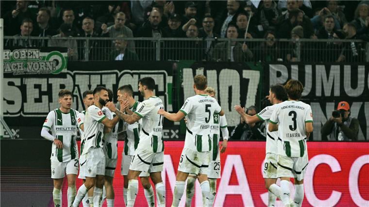 Starke Gladbacher besiegen Bremen mit 4:1 Die Gladbacher Spieler feiern den klaren Sieg gegen den SV Werder Bremen.