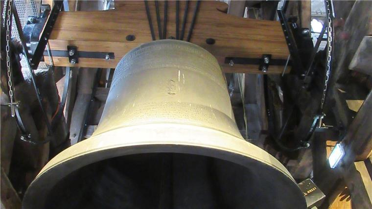 Wiedereröffnung der Notre-Dame-Türme in Paris Die Glocke „Emmanuel“ - 13,3 Tonnen schwer und seit 1686 Zeuge von Krönungen, Revolutionen und Friedensfeiern.