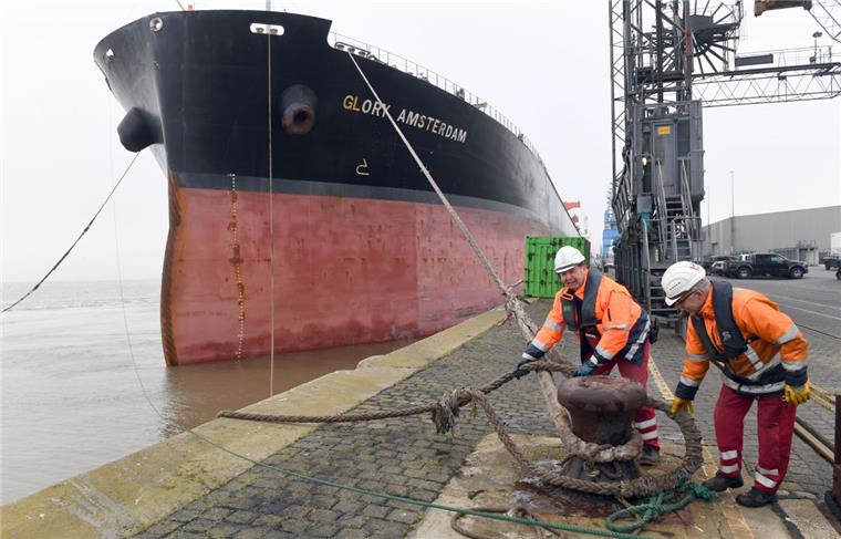 Bremerhavener Werft repariert havarierten Frachter "Glory Amsterdam" Die "Glory Amsterdam " ist am Dienstag an der Columbuskaje angekommen.