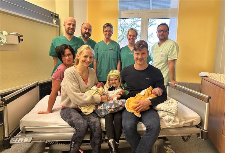 Rotenburg: Diese Frau bringt Drillinge auf natürlichem Wege zur Welt Die glückliche Familie mit ihren Drillingen, umgeben vom engagierten Team der Geburtshilfe, Kinderklinik und der Kinderintensivstation.
