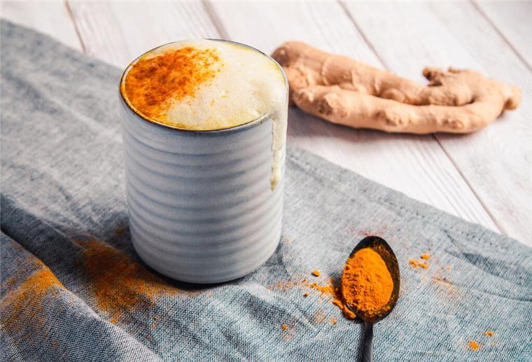 Die goldene Milch hat viele gute Eigenschaften. 