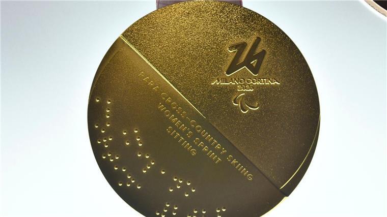 Die Goldmedaille der Winter-Paralympics 2026 von Mailand Cortina. 