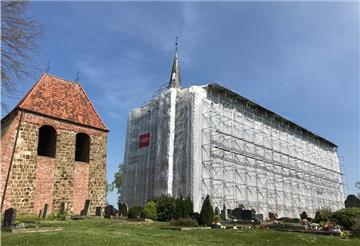 Die Golzwarder Kirche ist unter einem Kassettendach und Planen verschwunden.