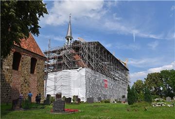 Die Golzwarder Kirche ist zwar noch von einem Gerüst umgeben, aber sie hat inzwischen ihr neues Dach erhalten.