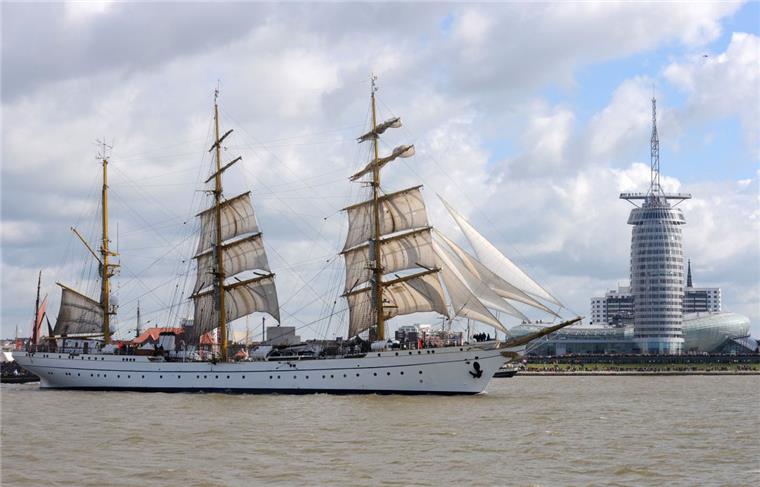 Bredo-Werft in Bremerhaven will "Gorch Fock" als Pfand behalten Die "Gorch Fock" führte 2010 als Führungsschiff die Einlaufparade beim Windjammertreffen "Sail 2010" in Bremerhaven an.