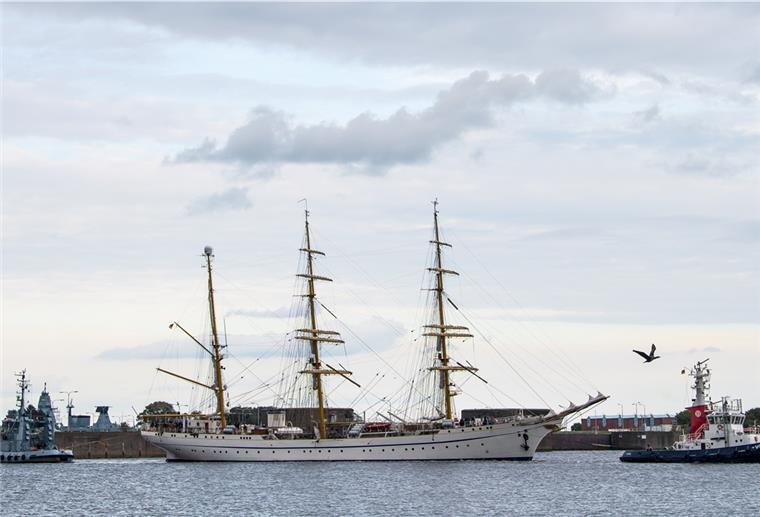 Die «Gorch Fock» wird von Schleppern aus dem Hafen gezogen. 