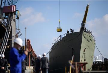 Das Marine-Segelschulschiff «Gorch Fock» (r) liegt in einem Dock der Bredo-Werft
