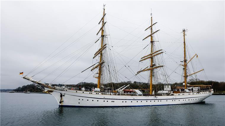 Die „Gorch Fock“ verlässt den Marinehafen.