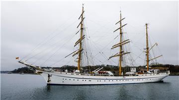 Die „Gorch Fock“ verlässt den Marinehafen.