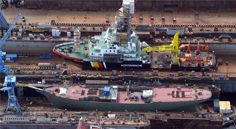 Die „Gorch Fock“ wartet im Dock der Bredo-Werft darauf, endlich wieder zu Wasser gelassen zu werden. Ob das Segelschulschiff am Freitag ausgedockt wird, ist im Moment noch fraglich. Bei der Sanierung des Schiffes sind die Kosten explodiert. Statt 10 Millionen Euro sind bereits mehr als 70 Millionen Euro ausgegeben worden. Als Endsumme werden 135 Millionen Euro erwartet.