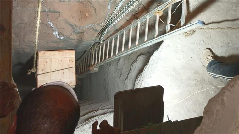 Wie Forscher in Ägypten überraschend ein uraltes Grab fanden Die Grabkammer befindet sich in der Seite eines rund 14 Meter tiefen Schachts.