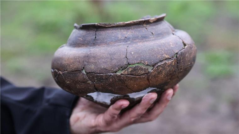 Gut erhaltene Grabkammer der Kelten entdeckt Die Grabkammer selbst ist geplündert worden. In der Nähe fanden die Archäologen aber unter anderem ein Keramikgefäß.