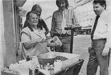 Die Granatfrauen könnten ein Eintrag im Stadtlexikon werden. Im Bild: Auguste Rüdebusch. Sie verkaufte in der "Bürger" bis in die 1970er Jahre hinein Granat.