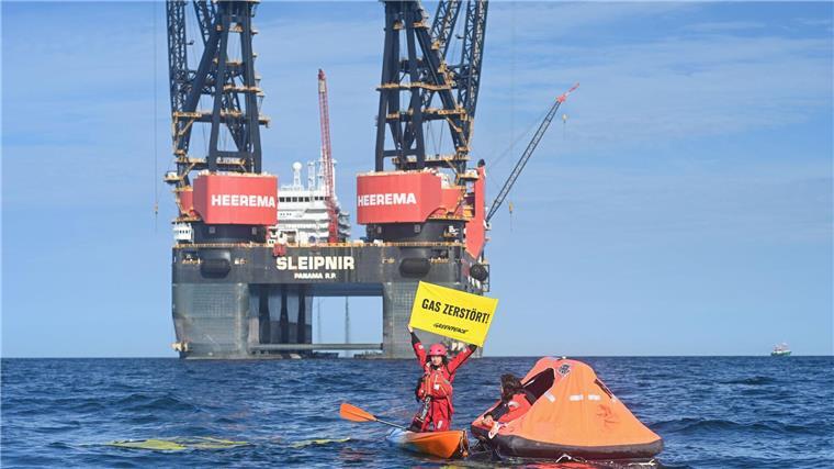 Greenpeace-Protest gegen geplante Erdgasförderung vor Borkum Die Greenpeace-Mitglieder wollten den Baubeginn des Energieprojektes stören.