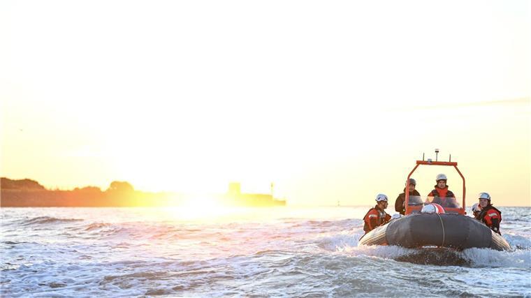 Greenpeace-Protest gegen geplante Erdgasförderung vor Borkum Die Greenpeace-Protestaktion begann bei Sonnenaufgang.