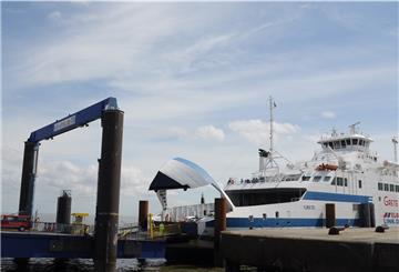 Die „Grete“ am Anleger in Cuxhaven: Der Fährbetrieb zwischen Cuxhaven und Brunsbüttel soll im März wieder starten. Archivfoto: Weiper